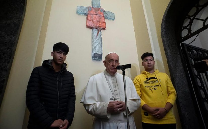 Migrants : un gilet de sauvetage « crucifié » à l’entrée du Vatican